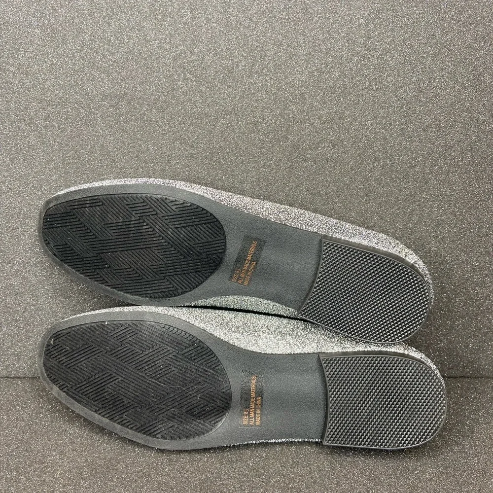 Qupid Women’s Moby-22 Pewter Stretch Lurex Flats Size 8.5 (W56)
New in box - Picture 7 of 7